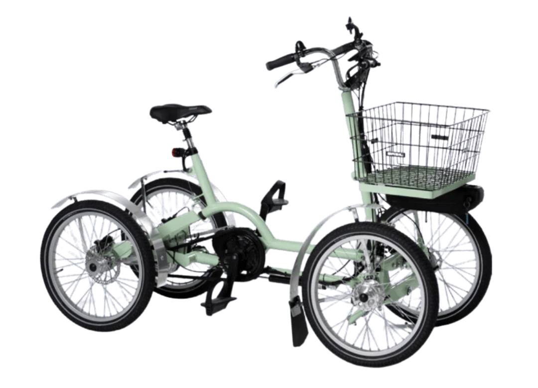 Een lichtgroene vierwielfiets. Alle vier de wielen zijn zichtbaar: twee voor en twee achter.